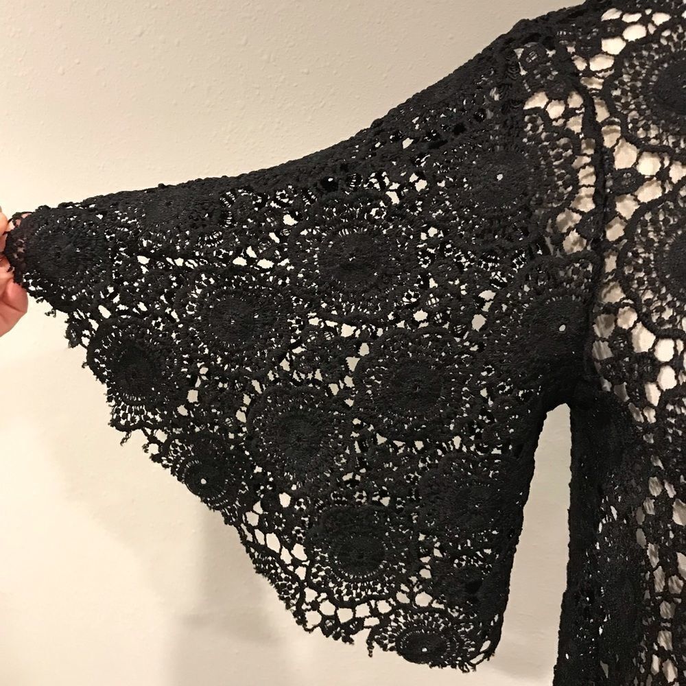 MAKE AN OFFER;) Black lace‎ crop top with short bell sleeves - Picture 3 of 10